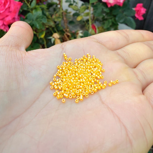 25g Miyuki Rocaille 15/0 Round Seed Beads Opaque Luster Canary RR-422D