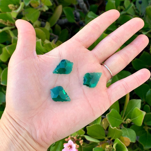 20pcs Creative Club Faceted Crystal Glass Baroque Chandelier Pendant Drops, May Emerald Green Birthstone, 22x13mm Large, Hole ID 1mm, CCF-24