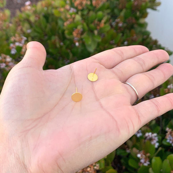 10 Pairs 925 Sterling Silver Earring Posts, Real 18K Yellow Gold Plated, Glue On Flat Board, 20pcs Plastic Earring Backs, Flat Board Selections: 3/4/6/8mm