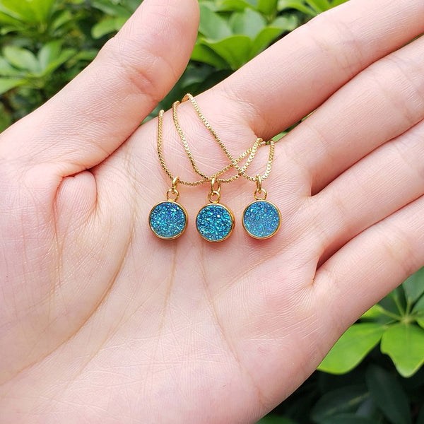 1pc Natural Druzy Crystal Pendant Necklace, Aquamarine Blue Round Disc Small Tiny Gemstone Pendant, 18 inch Gold Plated Stainless Steel Chain, GGP22-3
