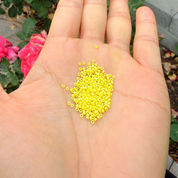 25g Miyuki Rocaille 15/0 Round Seed Beads Opaque Luster Yellow RR-422