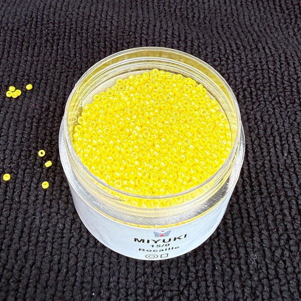 25g Miyuki Rocaille 15/0 Round Seed Beads Opaque Luster Yellow RR-422